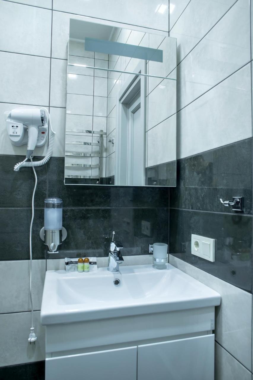 Mini Hotel Barvy Lvova On Horodotska St. Экстерьер фото